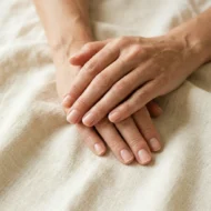 Manucure russe haute précision à la ponceuse, cuticules parfaitement nettes et soignées