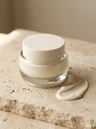 Pot en verre givré de la Crème Hydratante Visage DANA Aesthetic, fini velouté réconfortant